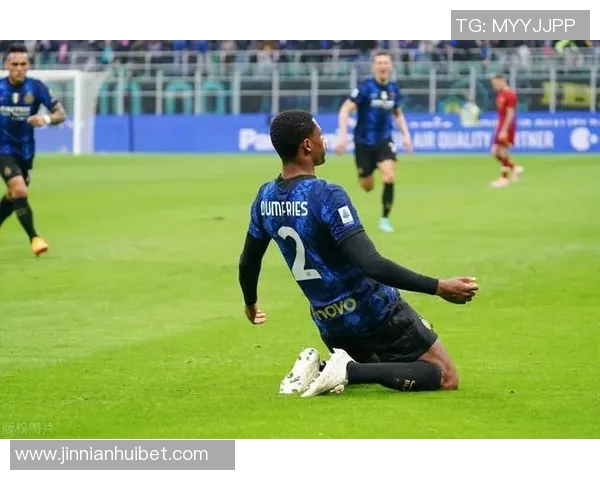 邓弗里斯不满被换下怒砸皮球表情郁闷引发关注 邓弗里斯不满被换下怒砸皮球表情郁闷引发关注