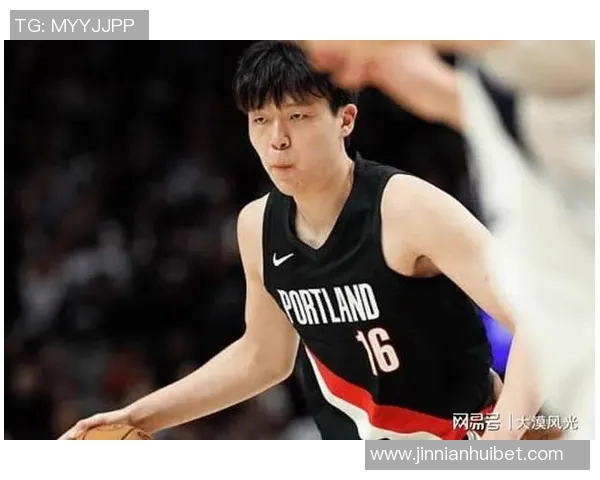 裁判赞赏杨瀚森表现出色赛后竖大拇指传递认可与鼓励 裁判赞赏杨瀚森表现出色赛后竖大拇指传递认可与鼓励