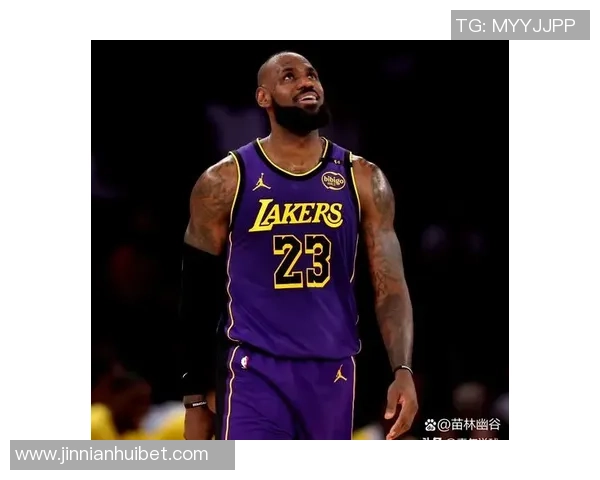 詹姆斯谈球队表现强调关键球能力并称赞第三节表现出色 詹姆斯谈球队表现强调关键球能力并称赞第三节表现出色